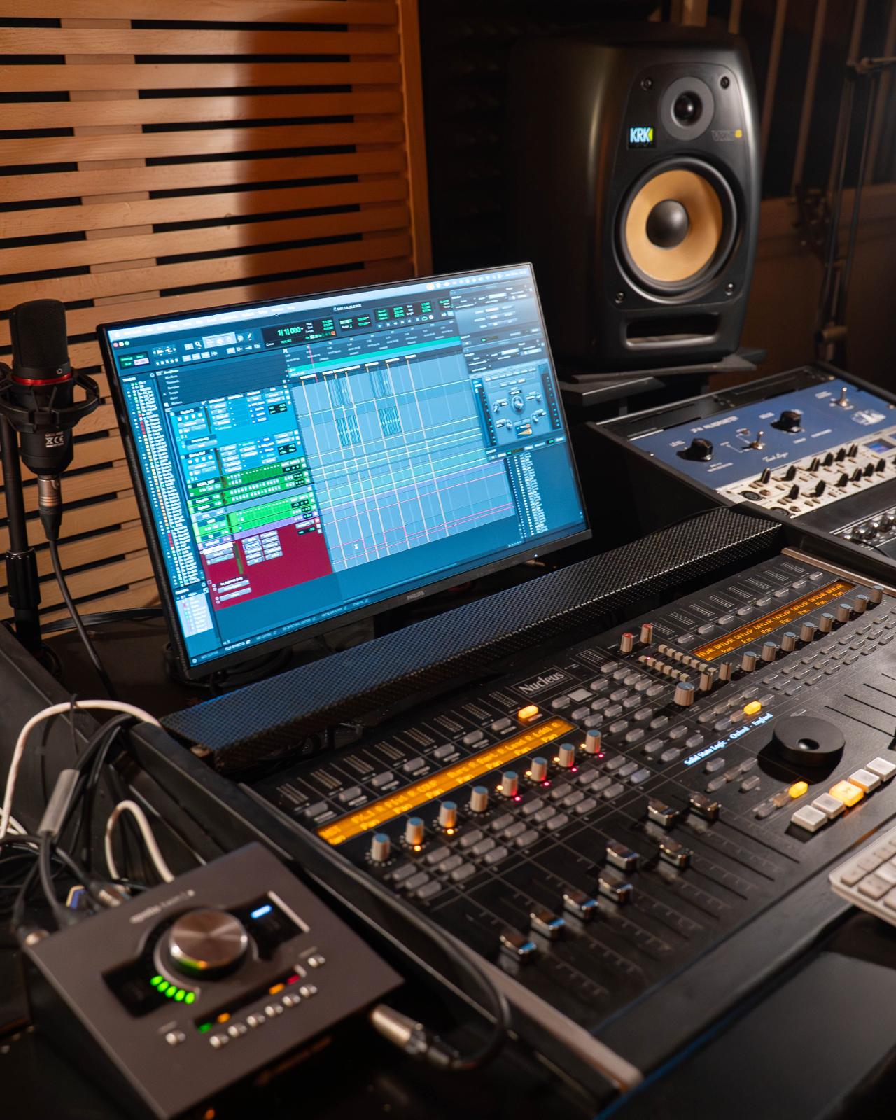 Console et écran du studio